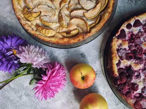 Tartes aux fruits sur une table avec des fleurs colorées et des pommes, évoquant des recettes et des idées déco.